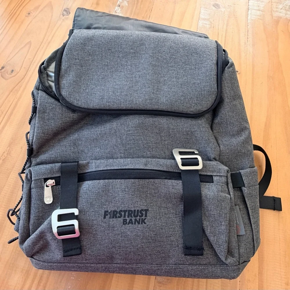 NWT NFL Oniva Philadelphia Eagles Traverse Wipeable Fabric Cooler Backpack grey
